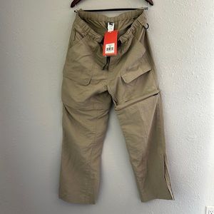 New with tags! The North Face Paramount Convertible Zip Off Pants. Size Large.